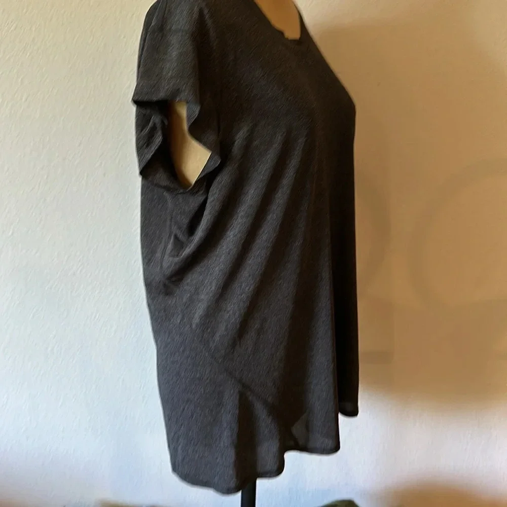 Lululemon sz 8 grey athletic short sleeve shirt great pre owned condition